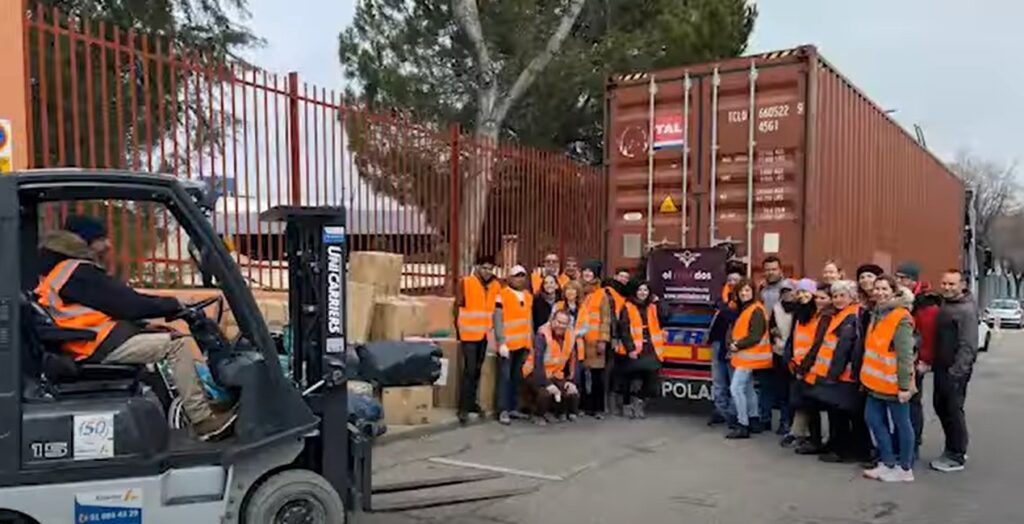 Foto de la carretilla elevadora cedida por ALCAMAR para cargar la ayuda humanitaria y el equipo de voluntarios