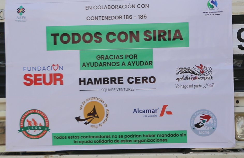 Cartel en el frontal de uno de los camiones de ayuda humanitaria con los logos de las empresas colaboradoras y el eslogan "Todos con Siria, Hambre Cero"