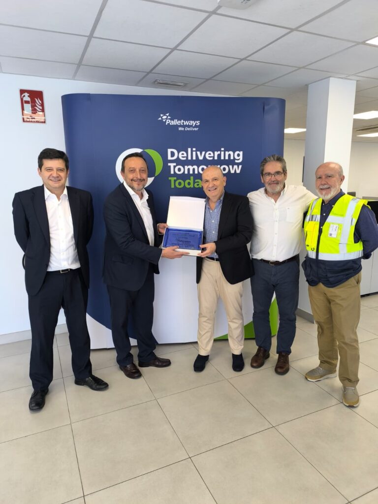Entrega de placa conmemorativa 20 años a Palletways